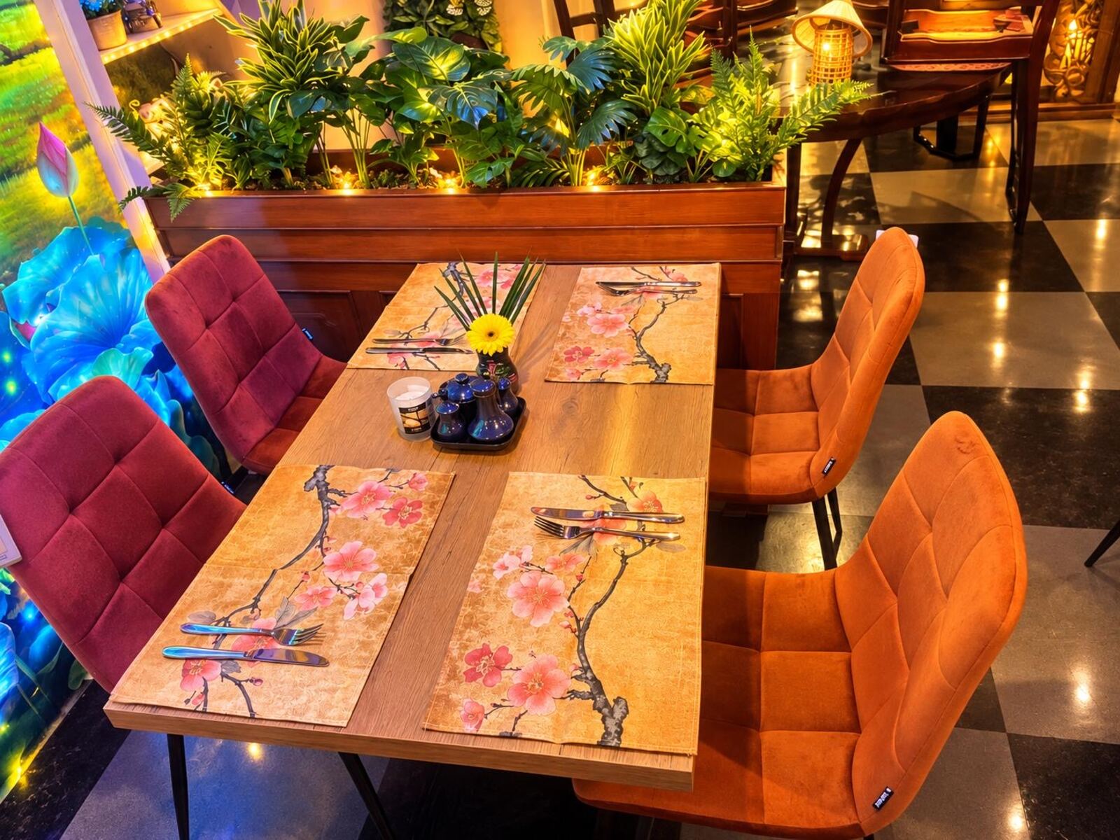 Gedeckter Tisch mit Kirschblüten-Tischsets